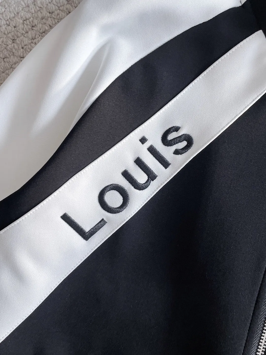 🅿️720 [LV Louis Vuitton] hot-selling suit is coming. Focus on the original version of the official website. 2025 new hot-selling cardigan and sweatshirt suit. The original order is the best. 🇭🇰The meticulous work of top designers. It has a fitting and perfect upper body effect. All-natural high-quality Tencel Roman cotton 100%, close-fitting comfort, noble and elegant! Original hardware embodies elegance and nobility! Counter size: M-3XL (maximum wear up to 190 pounds)